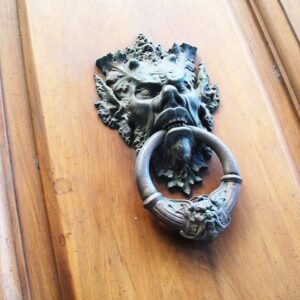 Spettri, Maledizioni e Antichi Cimiteri della Marina.